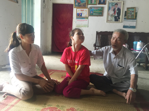 Cán bộ LĐ -TB&XH xã Hòa Sơn (Lương Sơn)  thăm hỏi gia đình  ông Nguyễn Thế Mô, thôn Bùi Trám bị nhiễm chất độc  hóa học.