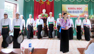 Nghệ nhân Đinh Thị Kiều Dung hướng dẫn các học viên cách biểu diễn các bài chiêng trên sân khấu.