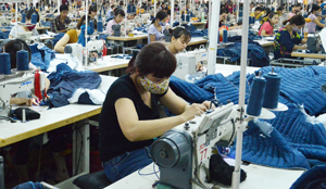 Hoạt động của các doanh nghiệp ở lĩnh vực may mặc góp phần giải quyết việc làm cho nhiều lao động trong tỉnh. ảnh: Công nhân làm việc tại phân xưởng sản xuất Công ty CP may xuất - nhập khẩu SMA VINA Việt - Hàn (TP Hòa Bình).