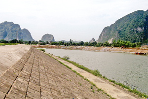 Tuyến đê kè bờ sông Bôi, đoạn qua huyện Lạc Thủy đã được đầu tư nâng cấp   đảm bảo an toàn và yêu cầu chống lũ thiết kế.
