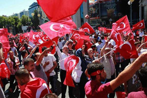 Người dân Thổ Nhĩ Kỳ xuống đường bày tỏ sự ủng hộ với Tổng thống R.Éc-đô-gan hôm 16-7 ở thủ đô An-ca-ra. Ảnh: AFP