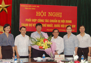 Các đại biểu chúc mừng đồng chí Trần đăng Ninh, Phó Bí thư Thường trực Tỉnh ủy giữ chức danh Trưởng Đoàn ĐBQH tỉnh khóa XIV.