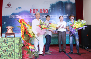 Đồng chí Bùi Văn Cửu, Phó Chủ tịch UBND tỉnh tặng hoa cho nhạc sĩ Nguyễn Cường, nhạc sĩ Minh Đạo và doanh nhân Vũ Duy Bổng.