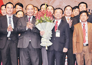 Thủ tướng Nguyễn Xuân Phúc tặng hoa Ban Chấp hành Liên minh Hợp tác xã Việt Nam nhiệm kỳ 2016 - 2020.