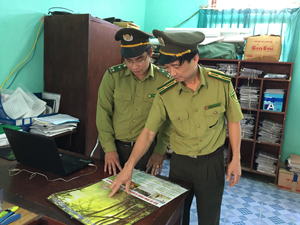 Cán bộ kiểm lâm huyện Đà Bắc trao đổi nội dung pháp luật về quản lý và bảo vệ rừng để giới thiệu, phổ biến tại các xóm.