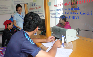 Bộ phận “một cửa” BHXH huyện Lạc Sơn tích cực hỗ trợ các thủ tục thanh toán bảo hiểm cho khách hàng.