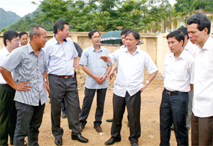 Đồng chí Bùi Văn Khánh, UVTV Tỉnh uỷ, Phó Chủ tịch UBND tỉnh (thứ 3 từ bên phải sang) chỉ đạo việc triển khai dự án trên địa bàn thành phố Hòa Bình cần phải quan tâm tới yếu tố đảm bảo môi trường.