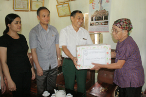 Lãnh đạo Hội Hỗ trợ gia đình liệt sỹ tỉnh trao quà cho gia đình bà Quách Thị Thu, xã Liên Sơn (Lương Sơn).