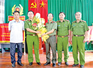 Đại tá Phạm Hồng Tuyến, Giám đốc Công an tỉnh chúc mừng CB,CS tham gia chuyên án.