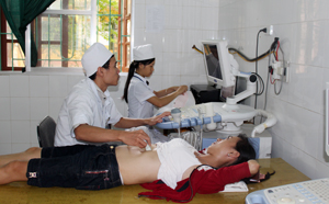 Nhờ tham gia BHYT, bệnh nhân đến khám, chữa bệnh tại  Bệnh viện Đa khoa huyện Đà Bắc được tiếp cận dịch vụ tốt nhất.  
(ảnh: ViệT Lâm).