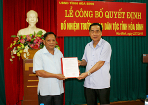 Đồng chí Nguyễn Văn Quang, Chủ tịch UBND tỉnh trao quyết định bổ nhiệm Trưởng Ban Dân tộc cho đồng chí Hoàng Quang Minh.