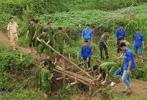 ĐVTN Công an tỉnh tham gia dỡ cầu tạm để khởi công xây dựng cầu dân sinh trên địa bàn xã Chí Đạo, huyện Lạc Sơn

