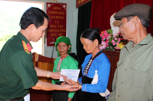 Đại diễn lãnh đạo Đảng uỷ - Bộ CHQS tỉnh trao quà cho gia đình chính sách các xã đặc biệt khó khăn huyện Đà Bắc nhiên dịp kỷ niệm 69 năm ngày Thương binh Liệt sỹ.