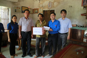 Đại diện Chi Đoàn thanh niên Sở LĐ-TB&XH tỉnh và lãnh đạo Huyện Đoàn Kim Bôi tặng quà cho ông Bùi Văn Biện, xóm Mớ Khoắc, xã Hạ Bì (Kim Bôi) là chiến sĩ từng tham gia chiến trường miền Nam