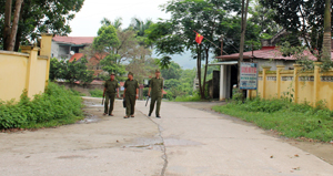 Lực lượng công an viên xã Hòa Sơn (Lương Sơn)  thường xuyên tuần tra, kiểm soát góp phần đảm bảo  an ninh trật tự ở địa bàn nông thôn.