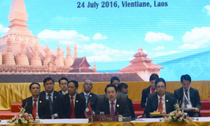 Ngoại trưởng Lào Saleumxay Kommasith (giữa) phát biểu trong phiên toàn thể hội nghị các ngoại trưởng ASEAN ngày 24/7. Ảnh: AFP.