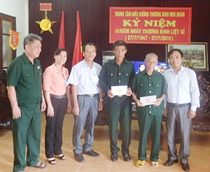 Lãnh đạo Sở LĐ-TB&XH tặng quà tại Trung tâm Điều dưỡng thương, bệnh binh nặng Nho Quan (Ninh Bình).