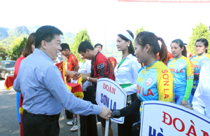 Đồng chí Nguyễn Văn Chương, Phó Chủ tịch UBND tỉnh tặng hoa chúc mừng các đoàn tham dự giải.
