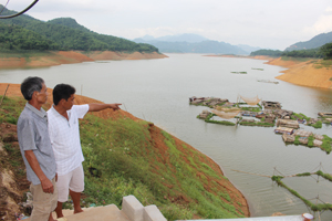 Khu vực hồ Bãi Sang, xã Phúc Sạn (Mai Châu)  nơi có lượng cá lồng nuôi thiệt hại lớn.