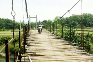 Cầu treo Be Trên, xã Chí Đạo (Lạc Sơn) được xây dựng và đưa vào sử dụng đầu năm 2011, hiện đã xuống cấp trầm trọng.