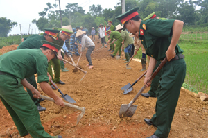 CBCS LLVT huyện Kỳ Sơn cùng nhân dân làm đường giao thông  nội đồng xóm Tôm, xã Hợp Thịnh.