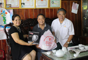 Đoàn đến thăm, tặng quà gia đình ông Nguyễn Đình Sướng là anh trai liệt sỹ Nguyễn Hồng Lương (xóm Tràng, xã Tu Lý).