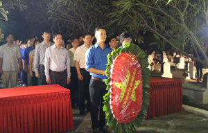 Đồng chí Bùi Văn Cửu, Phó Chủ tịch UBND tỉnh và đại diện lãnh đạo một số sở, ngành, đoàn thể tỉnh, thành phố Hòa Bình tại lễ thắp nến tri ân. 

