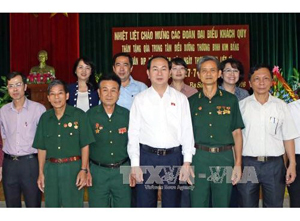 Chủ tịch nước Trần Đại Quang thăm hỏi, động viên và tặng quà cho các thương, bệnh binh tại Trung tâm Điều dưỡng Thương binh Kim Bảng.