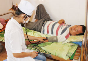 Y, bác sĩ quan tâm, chăm sóc người bệnh  tại Bệnh viện Đa khoa huyện Kim Bôi.