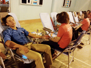 ĐVTN trên địa bàn huyện Lạc Sơn tích cực tham gia hiến máu tình nguyện.