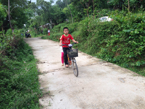 Con đường xóm Đồng Lau, Cao Răm, Lương Sơn được bê tông hóa giúp cho việc đi lại của nhân dân được thuận tiện hơn.