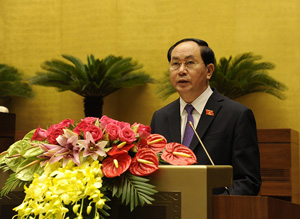 Chủ tịch nước Trần Đại Quang trình bày Tờ trình đề nghị Quốc hội phê chuẩn danh sách các Phó Chủ tịch và các Ủy viên Hội đồng quốc phòng và an ninh.