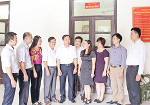 Đồng chí Nguyễn Văn Toàn, UVTV, Trưởng Ban Tuyên giáo Tỉnh ủy trao đổi nghiệp vụ với cán bộ của Ban. ảnh: P.V