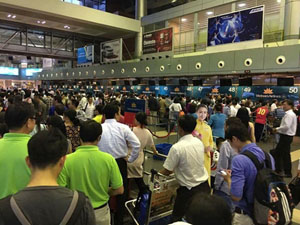 Các màn hình chỉ dẫn thông tin tại các quầy làm thủ tục chuyến bay (check - in) của các hãng hàng không ở sân bay Nội Bài các màn hình đều bị tắt.