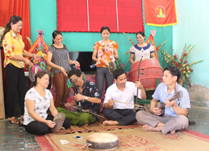 Thành viên CLB gìn giữ và bảo tồn dân ca Mường thôn Lục Đồi,  xã Kim Bình (Kim Bôi) tập luyện các tiết mục văn nghệ.