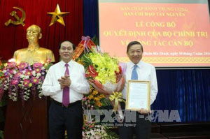 Chủ tịch nước Trần Đại Quang trao Quyết định của Bộ Chính trị về việc phân công đồng chí Tô Lâm giữ chức vụ Trưởng Ban Chỉ đạo Tây Nguyên.