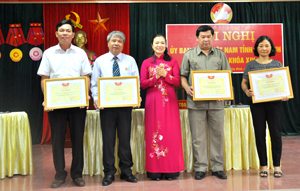 Đồng chí Trương Thị Ngọc Ánh, Phó Chủ tịch Ủy ban Trung ương MTTQ Việt Nam tặng bằng khen cho các tập thể có thành tích xuất sắc trong cuộc bầu cử đại biểu Quốc hội và HĐND các cấp nhiệm kỳ 2016 - 2021.