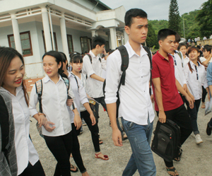 Ngày thi thứ 3 Kỳ thi tốt nghiệp THPT Quốc gia trên địa bàn tỉnh cơ bản đảm bảo an toàn, nghiêm túc, đúng quy chế. Trong ảnh: Điểm thi tại trường THPT Lương Sơn (Lương Sơn).