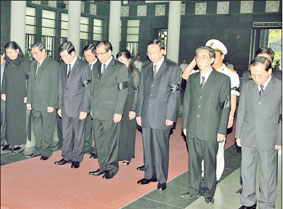 Đoàn Đại biểu BCH T.Ư Đảng do Tổng Bí
thư Nông Đức Mạnh dẫn đầu, viếng Đồng
chí Nguyễn Đức Tâm