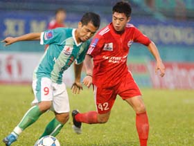 Lee Nguyễn và đồng đội không thể đánh bại Navibank SG.