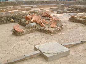 Hoàng thành Thăng Long được phát lộ từ tháng 12-2002 và từ đó đến nay đã khai quật trên diện tích hơn 19.000 m².