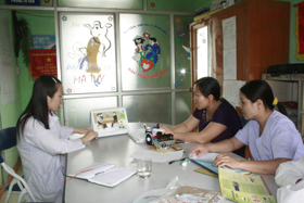 Phụ nữ xã Mông Hóa thường xuyên được tuyên truyền kiến thức KHHGĐ an toàn.