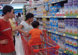 Người tiêu dùng cắn răng chấp nhận giá sữa tăng liên tiếp.