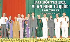 Thủ tướng Nguyễn Tấn Dũng với các đại biểu.