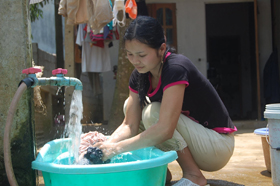 Được Nhà nước quan tâm đầu tư người dân xã Tân Mỹ (Lạc Sơn) có đấy đủ nước sạch phục vụ cho sinh hoạt đời sống hàng ngày.