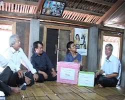 Hội Nạn nhân CĐDC/Điôxin tỉnh phối hợp cùng Sở LĐ-TB&XH, Hội CCB tỉnh đã đi thăm, tặng quà gia đình nạn nhân Bùi Viết Nịnh, xóm Bảm, xã Tây phong (Cao Phong).