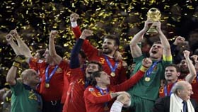 Thành công ở World Cup 2010 giúp ĐT Tây Ban Nha đòi lại ngôi vị số 1 của bóng đá thế giới từ tay Brazil.