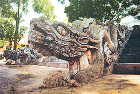 Rồng đá trên thềm điện Kinh Thiên -
Trung tâm Hoàng thành Thăng Long.
