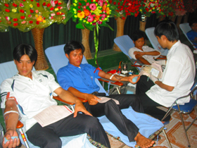ĐVTN đi đầu trong phong trào hiến máu nhân đạo.