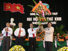 Đ/c Hoàng Việt Cường, Bí thư Tỉnh ủy tặng hoa chúc mừng Đại hội.